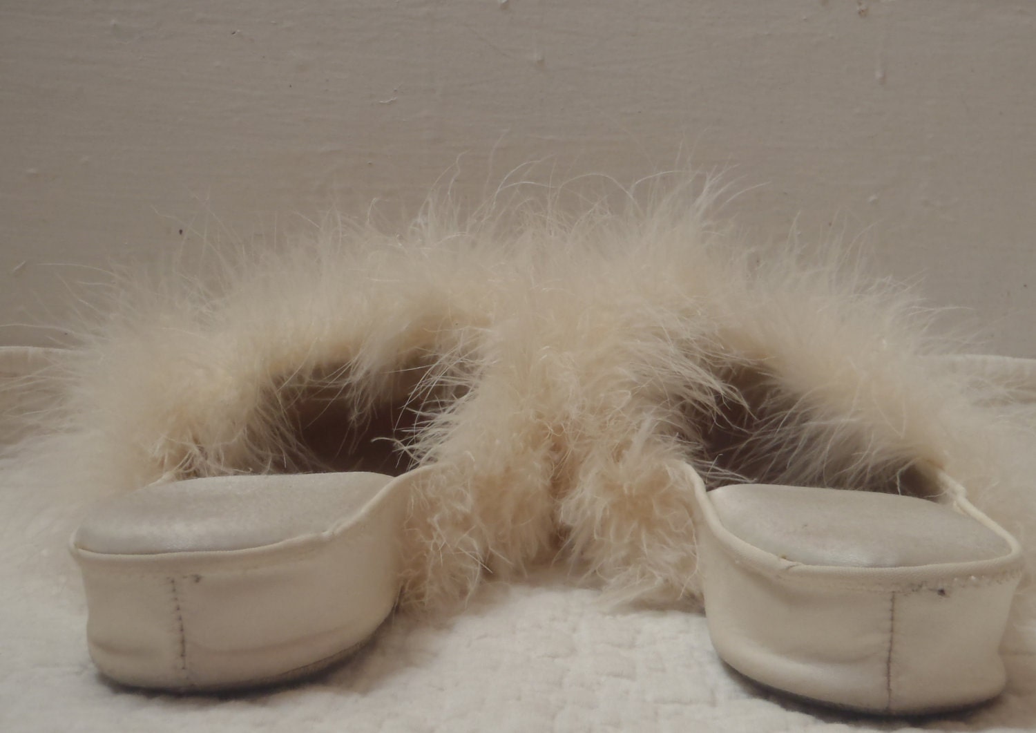 40 PERCENT OFF Vintage Ivory White Marabou Slippers Size 6