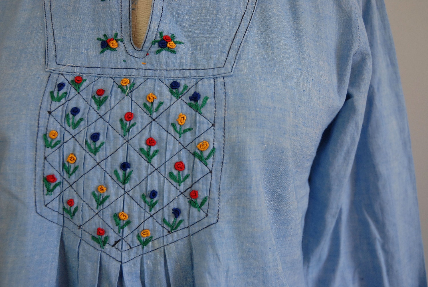 Chambray Blouse / 70s Peasant Top / Floral