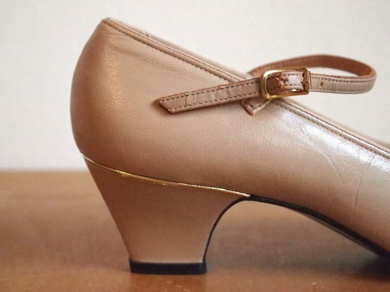 Vintage 80s Shoes : Neutral Taupe Low Heel Mary Janes 7 7.5