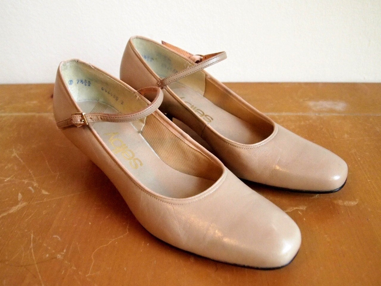 Vintage 80s Shoes : Neutral Taupe Low Heel Mary Janes 7 7.5