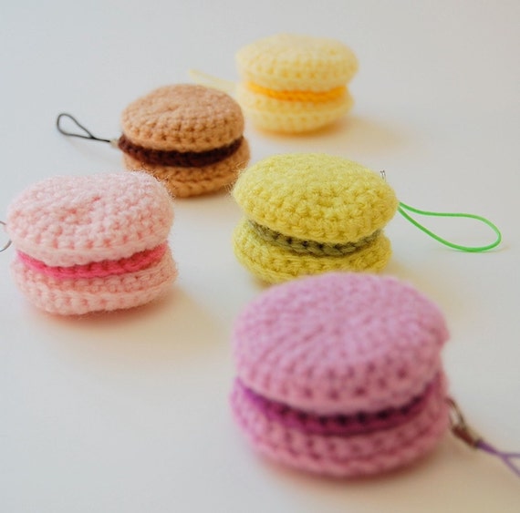 amigurumi french macaron strap