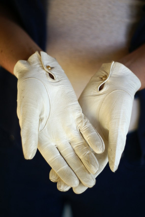 60s white kid leather gloves short with faux pearl closure