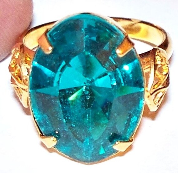 Vintage 1960s Teal Blue Stone ringVery Sparkly