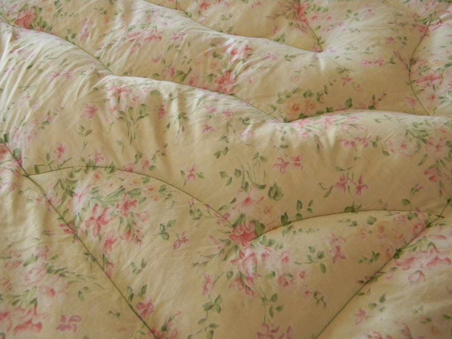 Creamy Yellow Floral Vintage Eiderdown Quilt