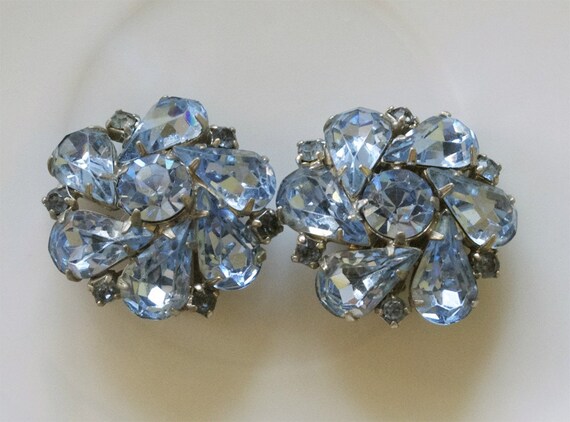 Vintage Weiss Light Blue Rhinestone Clip On Earrings 30 Off 6048