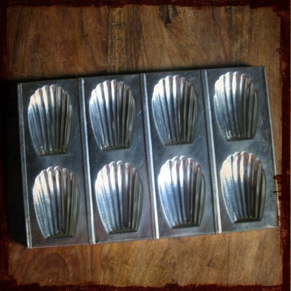 Treasury Vintage french Madeleine Mold Baking fifties