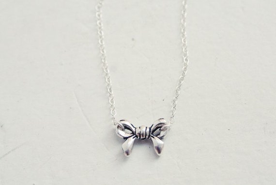 simply charming - lovely bow necklace (silver)