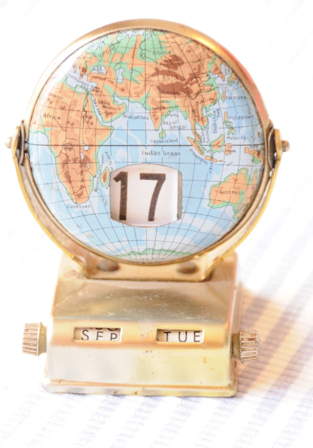 Vintage world map desk calendar