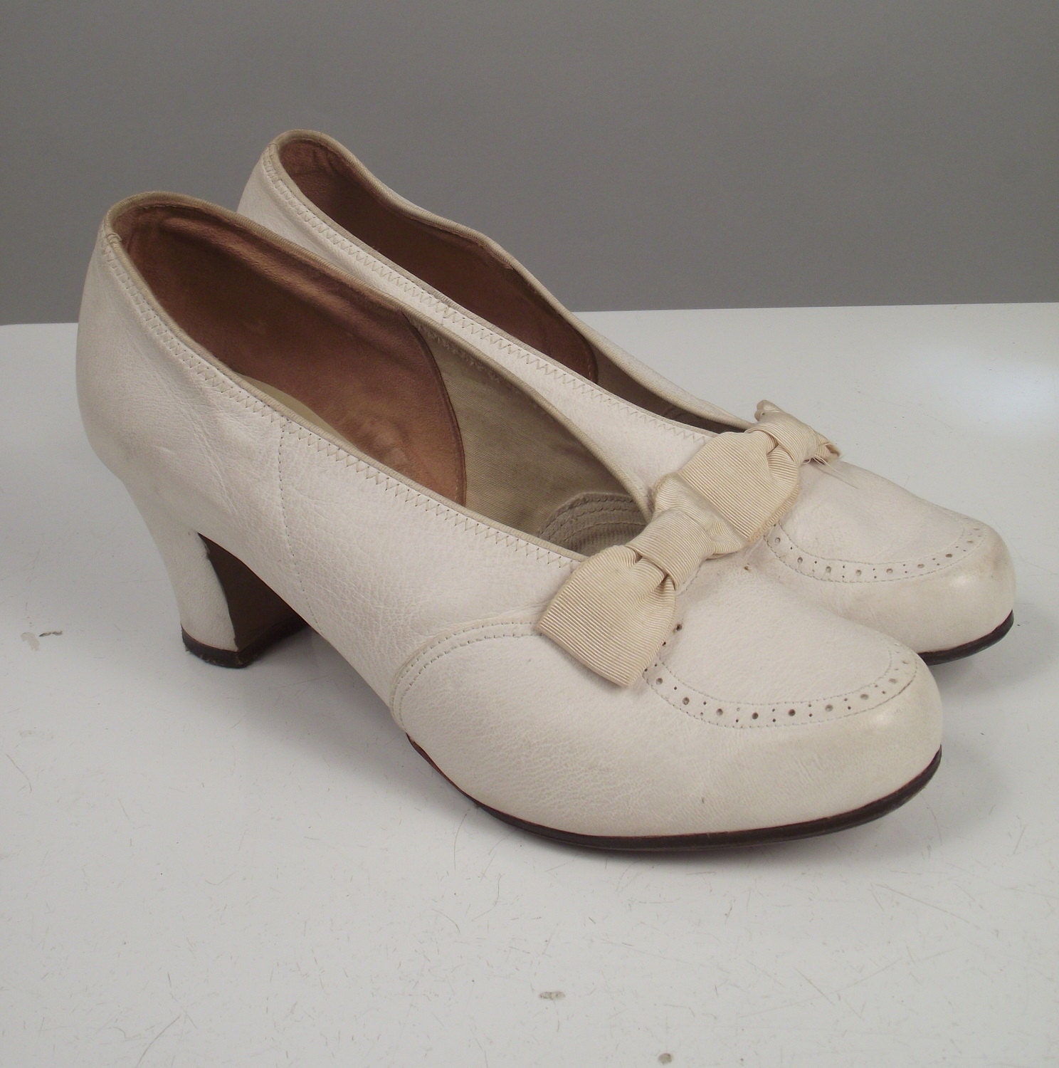 1940s White Shoes / 40s Babydoll Heels / SAKS New York