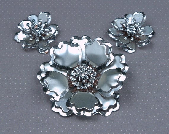 Items similar to Vintage Silver Flower Brooch and Earrings Set on Etsy