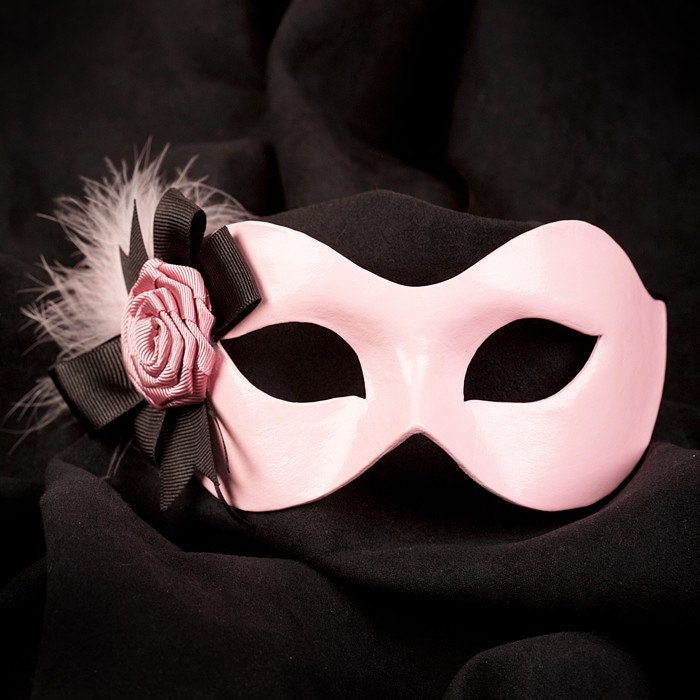 Le masque pour la personne de la soude et le miel des boutons