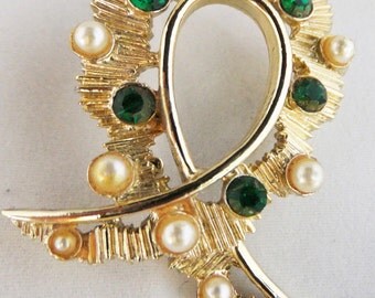 Vintage jewelry brooch gold tone with emerald green rhinestones and simulated gold hued pearls brooch
