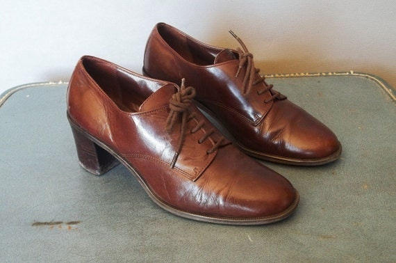 Vintage Brown Leather Heeled PREPPY Oxfords. by LaPouleNoire