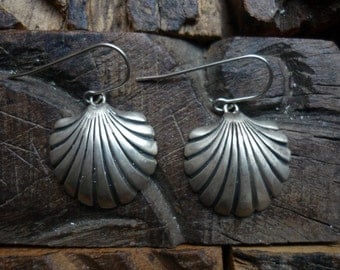 Clam Shell Earrings, Sterling Silver Shell Earrings, Everyday Silver Earrings, Oxidized Silver Earrings, Dangle Silver Earrings FUEP475SB