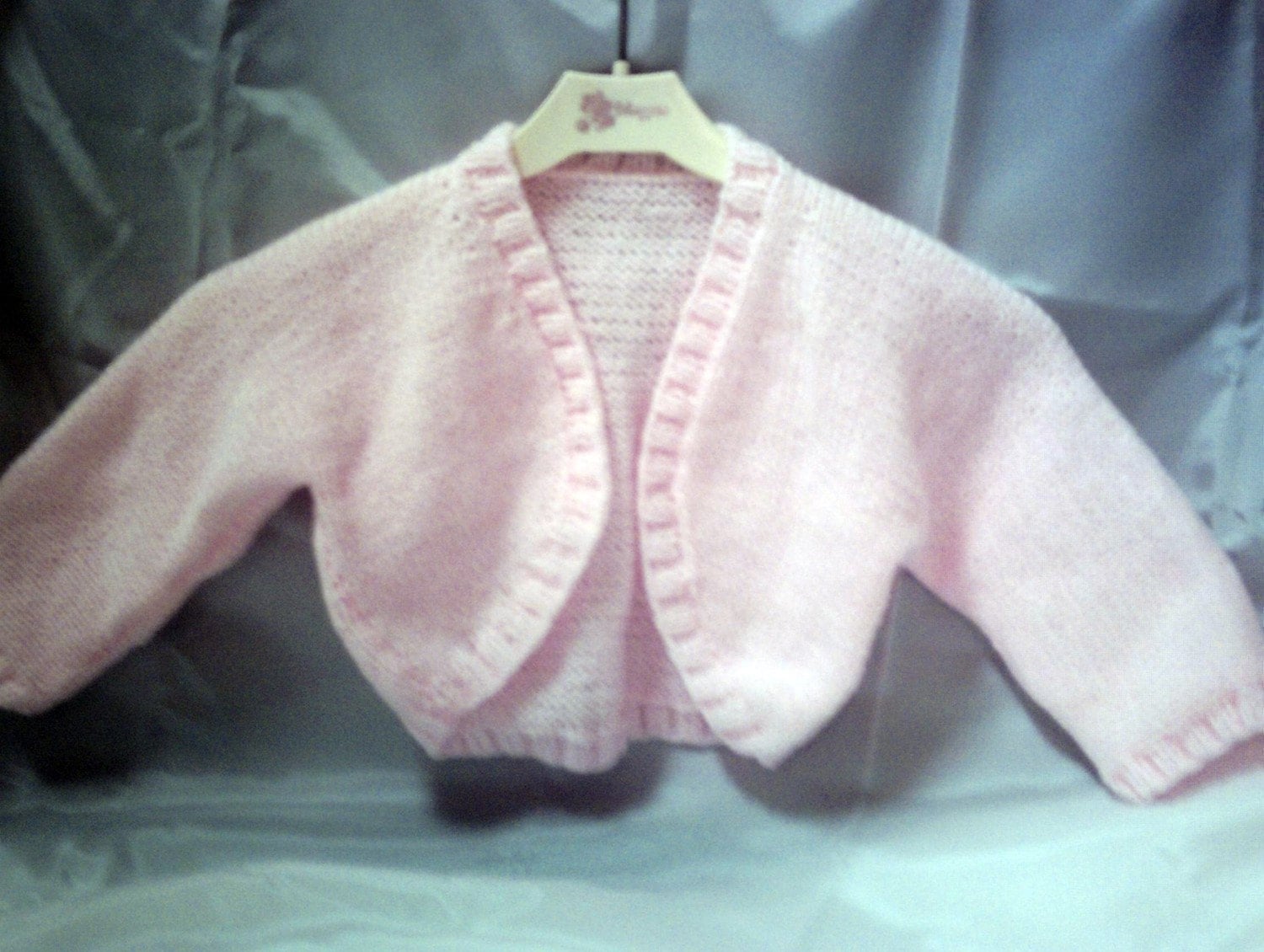 Knitting pattern for a baby shrug in 5 sizes