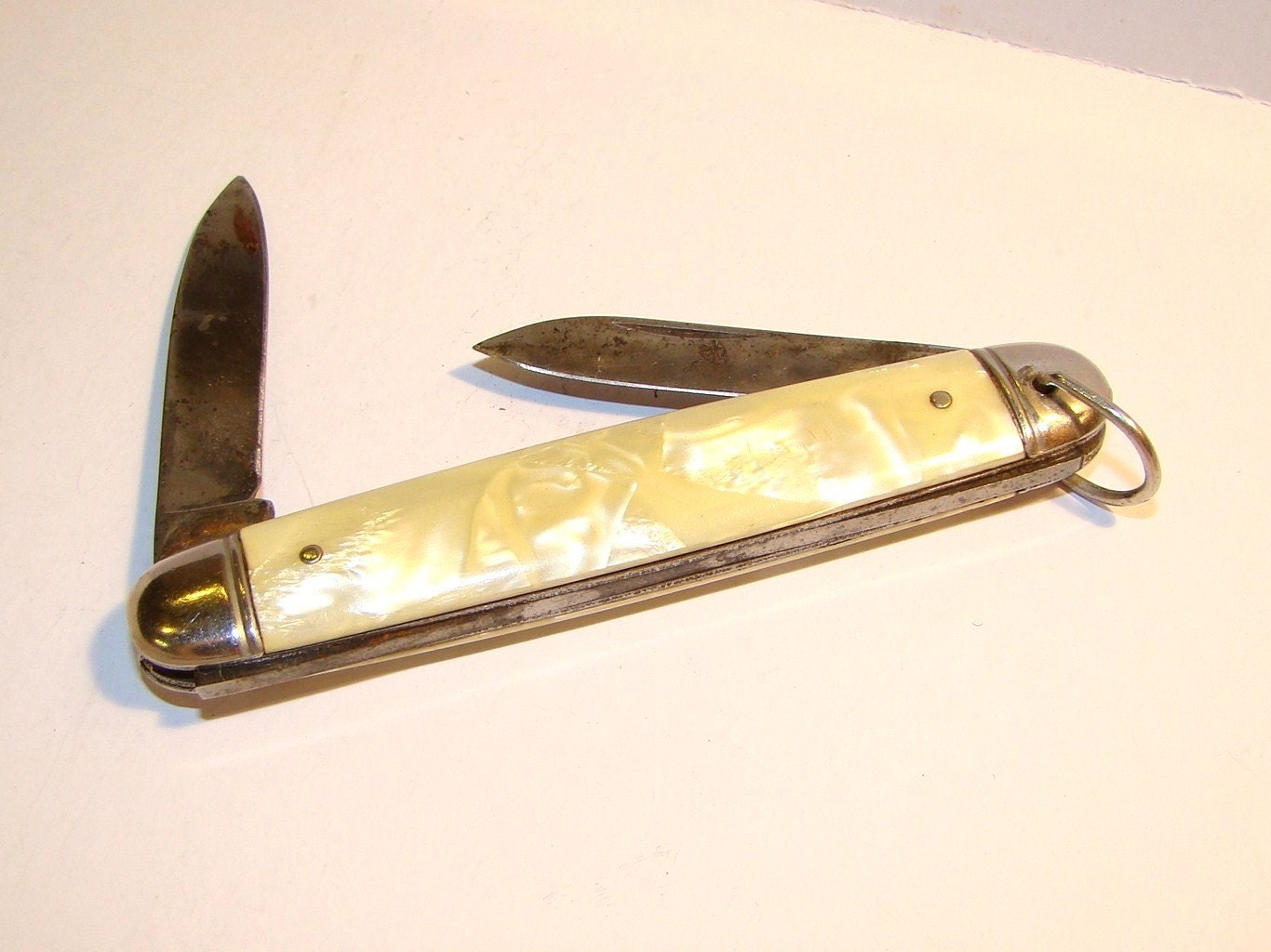 Vintage IMPERIAL USA Mother of Pearl Clamshell Pocket Knife on