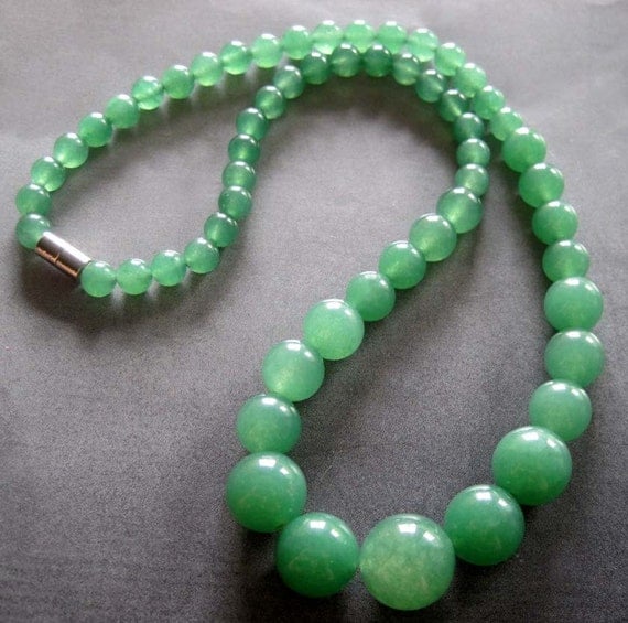 Variable Size Light Green Jade Beads Necklace T2281