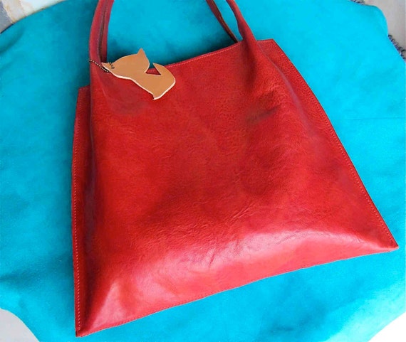 Leather handbag in red full grain vegetable tanned and hand