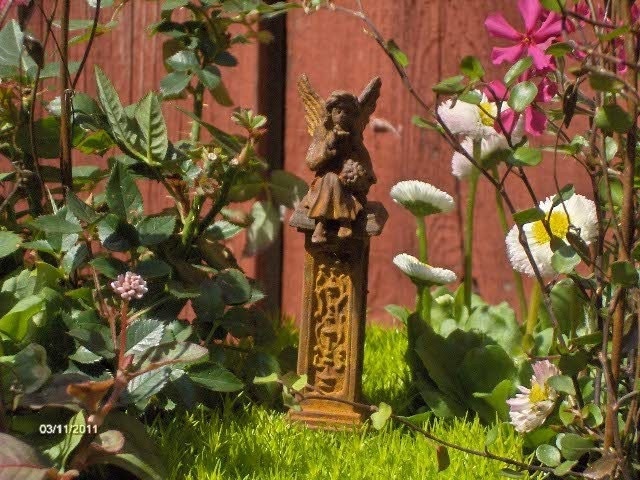 kissing fairy garden statue