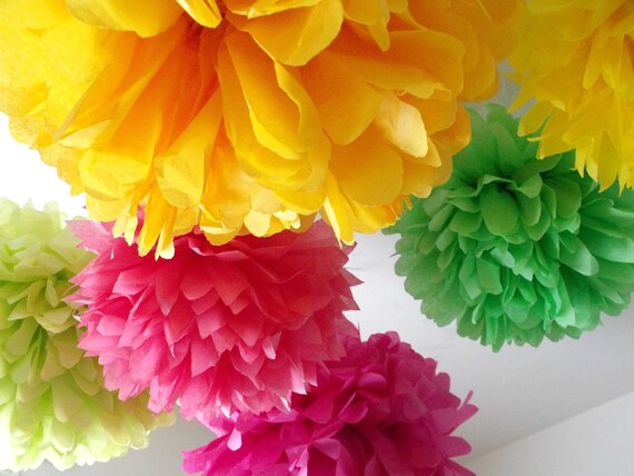 Mothers day decor ... 12 tissue paper pomPoms... Spring celebrations // party decorations // birthday party // weddings Il_570xn