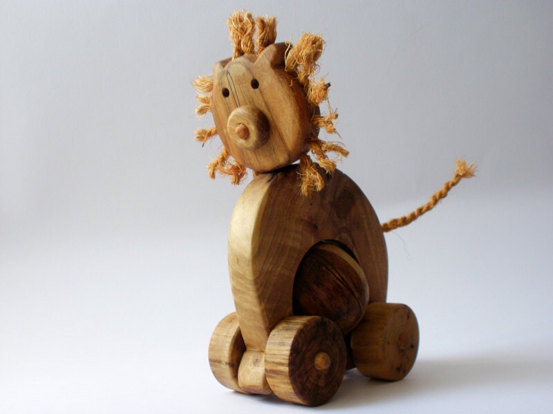Wooden pull toy eco friendly LEO the lion