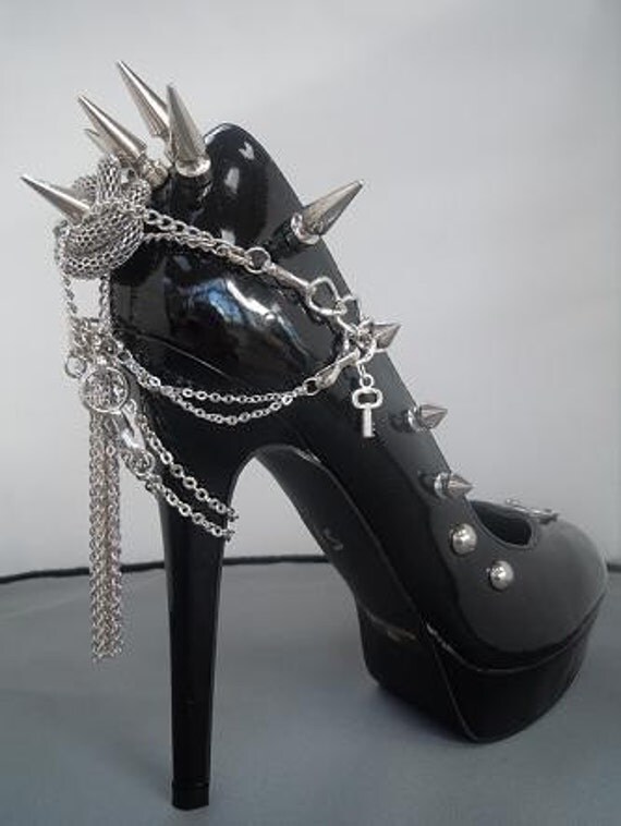 spiked platform pumps