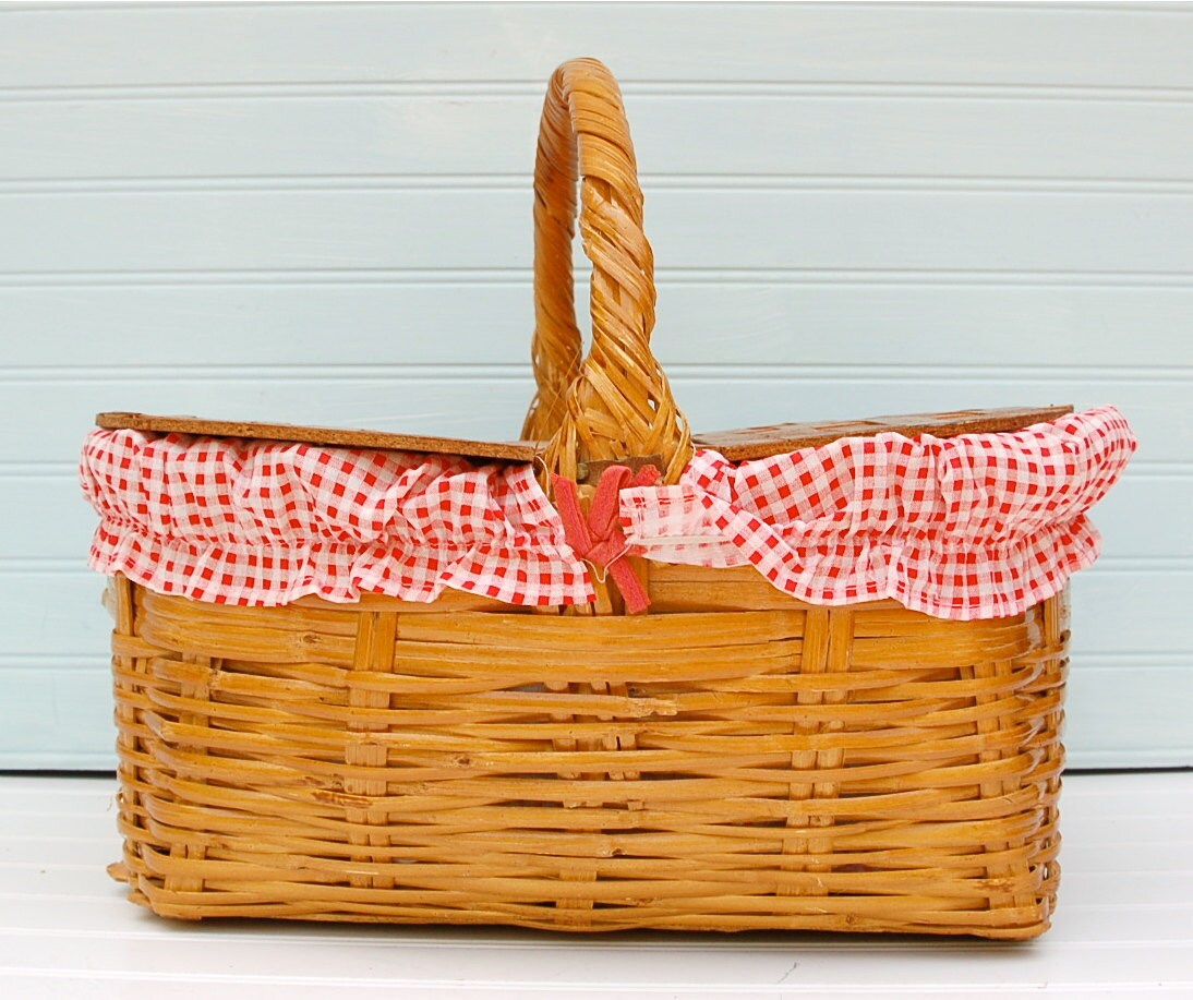 Vintage Wicker Picnic Basket with Cloth Liner