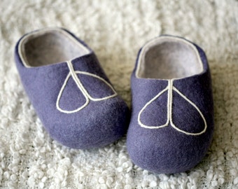 Hand felted slippers lavander with white decors, handmade wool slippers