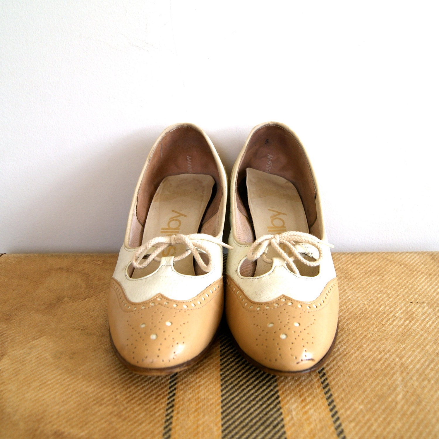 Vintage Wingtip Shoes. Women's Heels. Leather Oxfords.