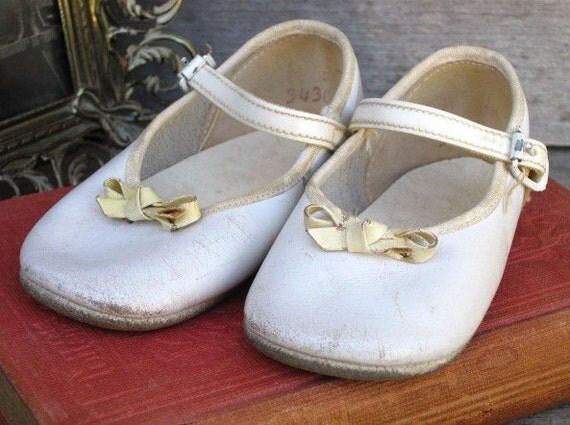 Vintage Leather Baby Mary Jane Shoes White Baby by VintagebyKanina