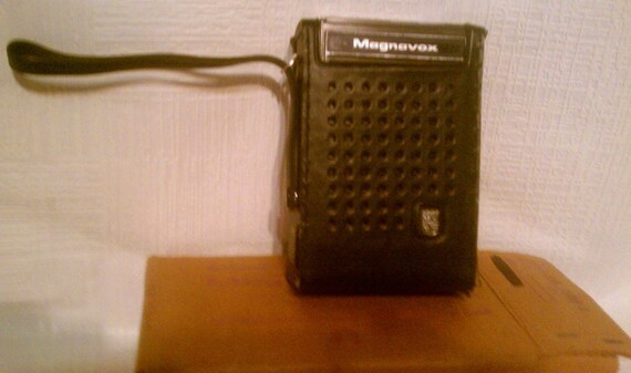 transistor case with leather radio Transistor Magnavox leather AM with 1R 1002 Model: 1960s Radio