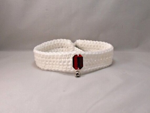 Ganchillo Collar de perro/gato blanco con gema roja