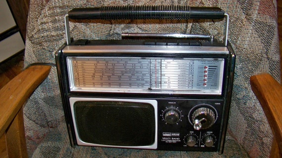 Vintage Montgomery Ward Airline Multi-Band Radio Receiver