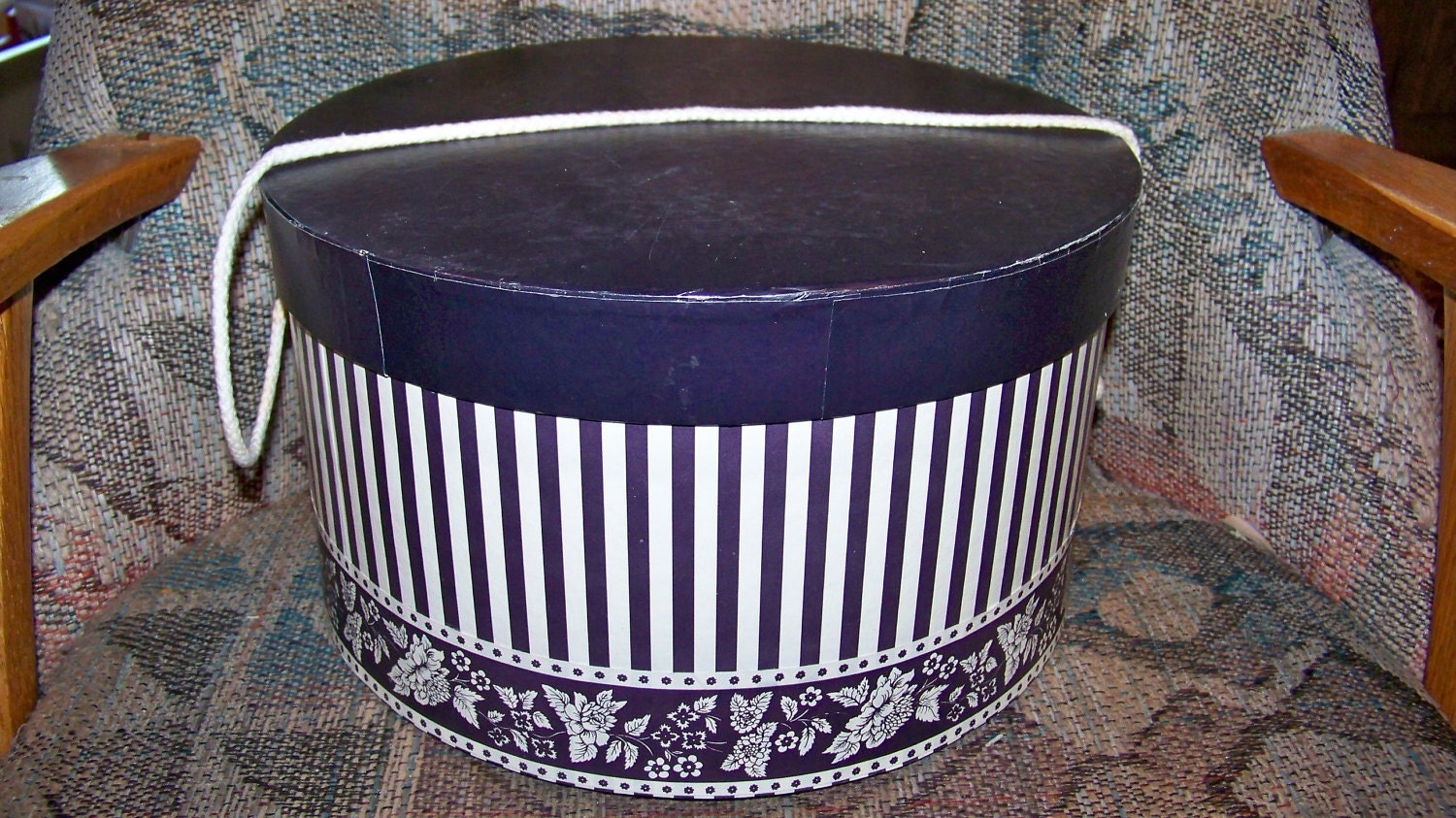 Vintage Round Hat Box with Carry Handle Black and by Pohlmans