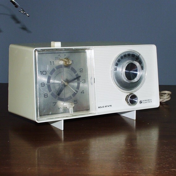 Vintage General Electric Solid State Radio Alarm Clock Works