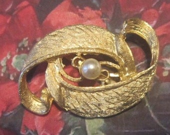 Vintage Gold Brooch With Pearl