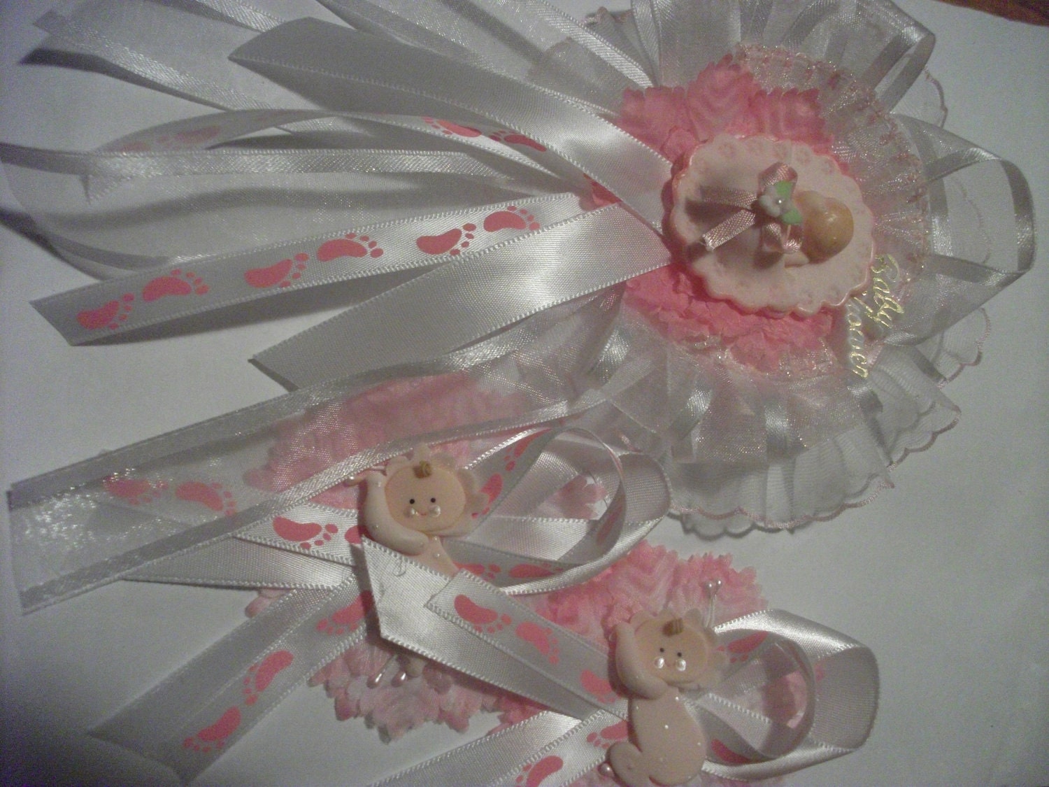 Custom baby shower corsage and 30 pin ons/capias