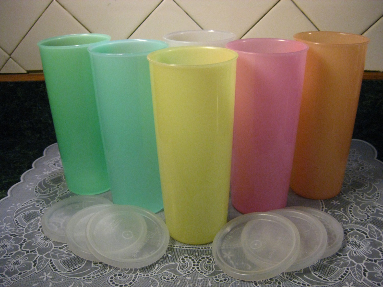 with lids tumblers Vintage Lids. Tupperware 6 with Tumblers