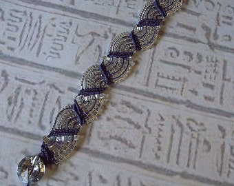 Micro macrame bracelet in purple and silver