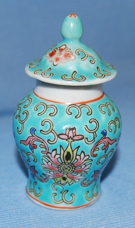 Vintage Miniature Porcelain Small Chinese Urn w/Lid Made in