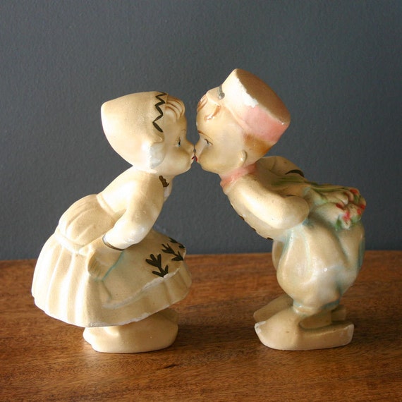 Dutch Boy Girl Kissing Figurines Garden Display