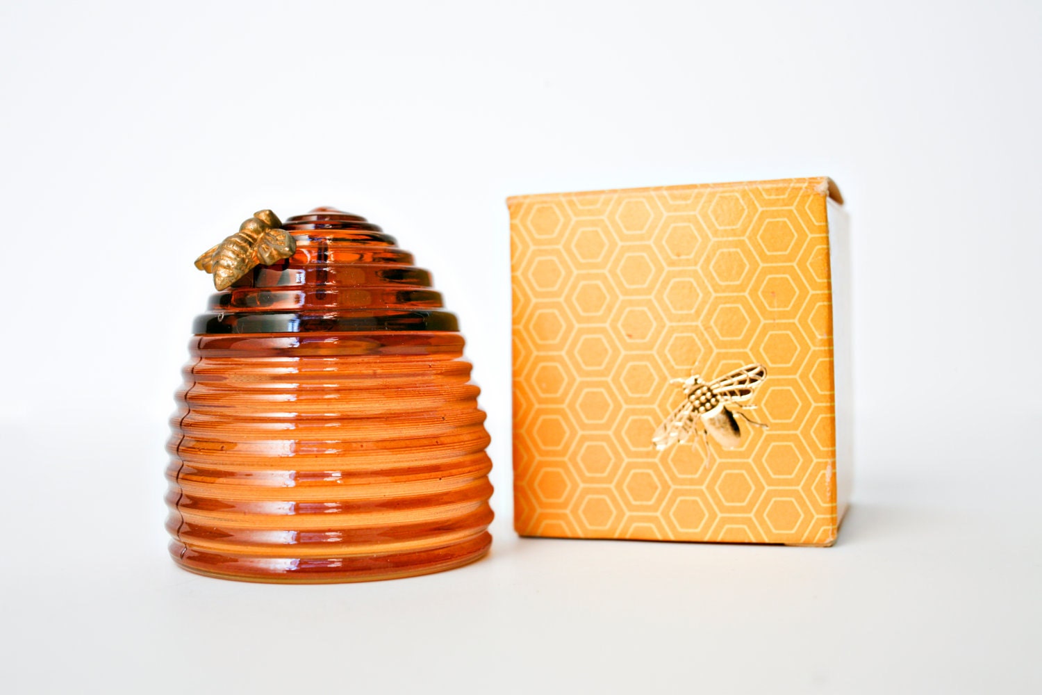 VintageAntique Avon ColognePerfume Honey Bee by JaneeLookerse -> Vintage Möbel Leihen Köln VintageAntique Avon ColognePerfume Honey Bee by JaneeLookerse -> Vintage Möbel Leihen Köln