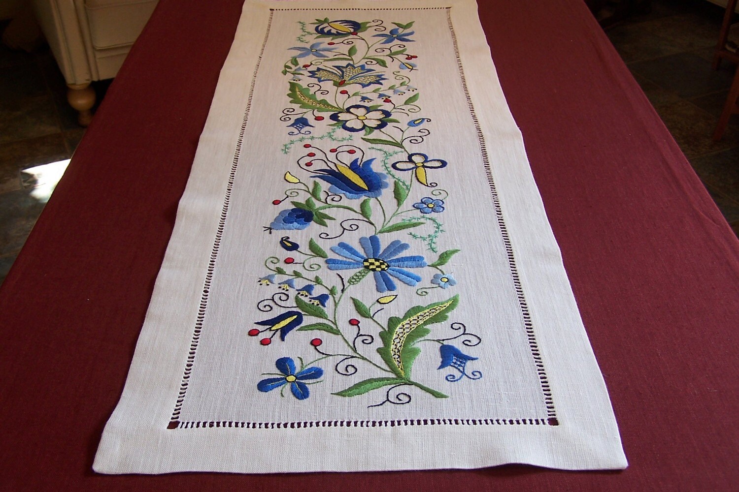 Polish table runner with Kashubian embroidery