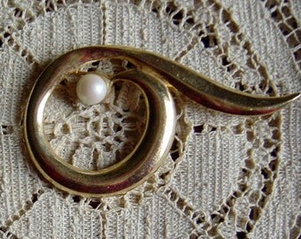 Vintage Brooch 1960s 1970s Scroll Mod Gold Pearl Pin