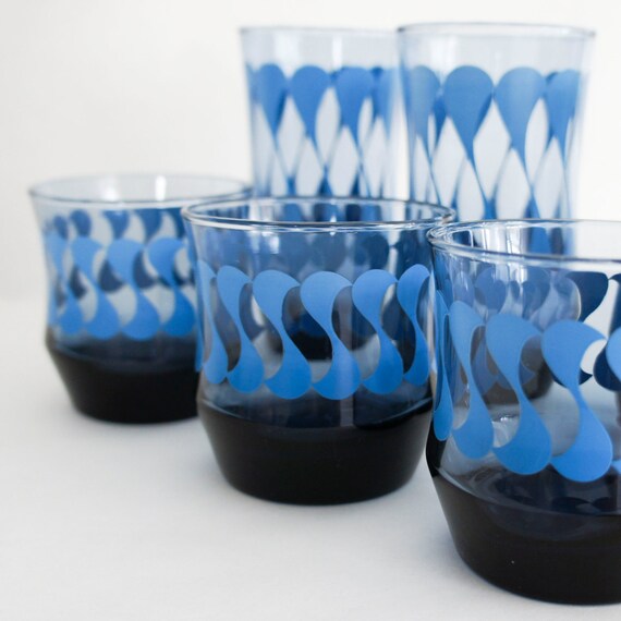 Retro Blue Swirl Drinking Glasses by JujusVintageOohOohs on Etsy