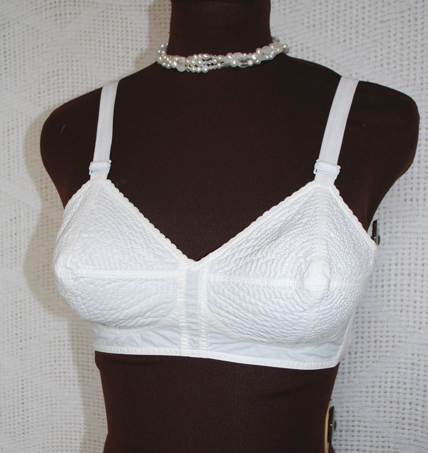 1960s Warners Bra White Cotton Circle Stitched Bullet Bra 36