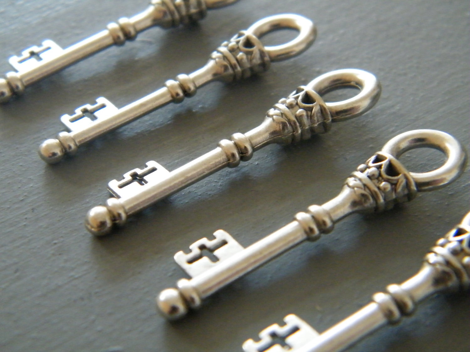 Christie Skeleton Keys 10 X Antique Silver Treasure Chest