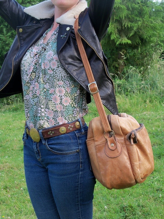 vtg DISTRESSED Tan Leather Crossbody Messenger Bag