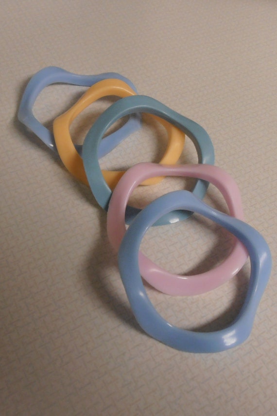 Wavy Bracelets Bangles Plastic Pastel Colors Vintage 80s