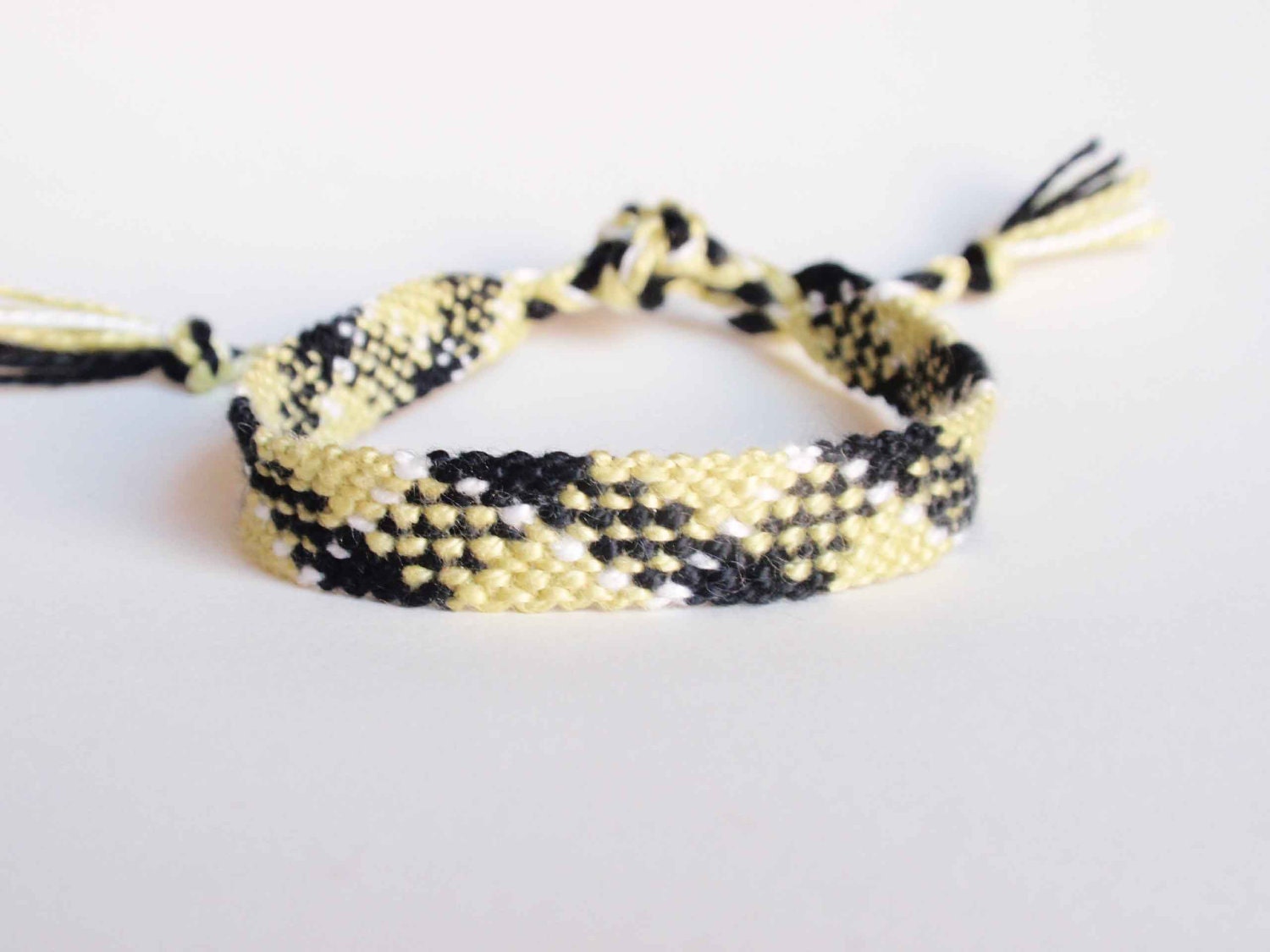 Friendship bracelet light green and black by TroisPommesVertes